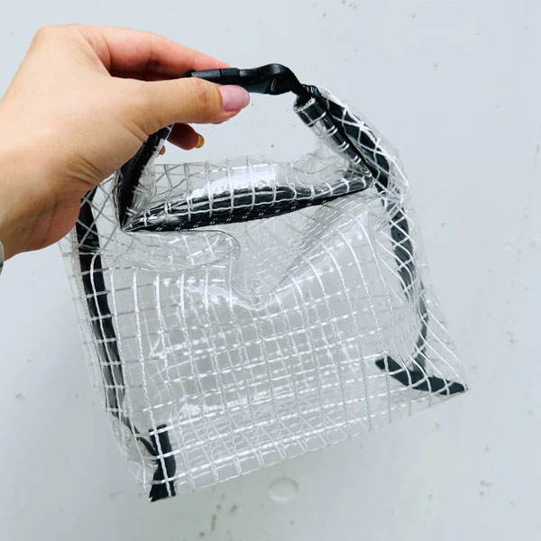 透明の塩化ビニールに、ポリエチレンの糸を格子状に入れた素材を使用