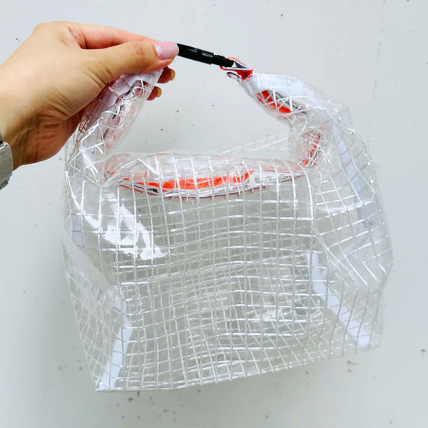 透明の塩化ビニールに、ポリエチレンの糸を格子状に入れた素材を使用