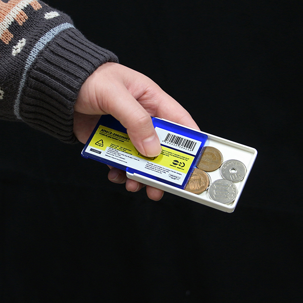 コインケース、カードポケット、マネークリップの3つの機能が備わったミニマルなマネーカード。